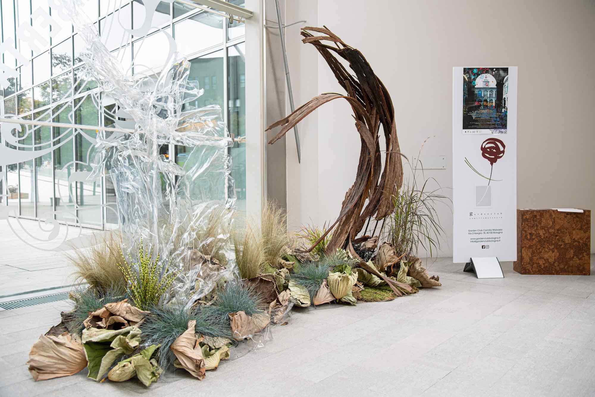 "Un pianeta malato" - Installazione floreale in Piazza Liber Paradisus nella sede del Comune di Bologna